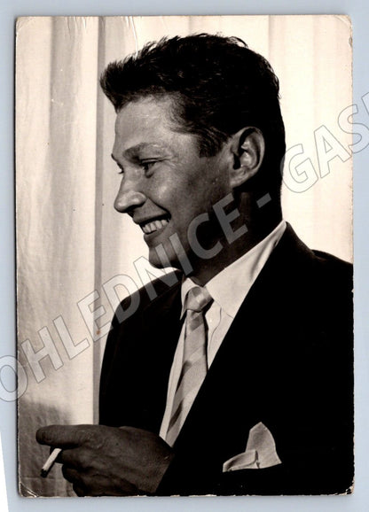 Pohlednice smějící se muž s cigaretou 1955 (P3226)