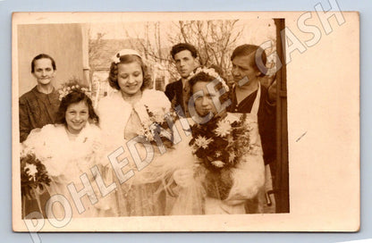 Stará fotografie Praha rodinná skupina s květinami 1943 (P3228)