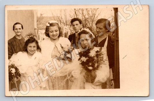 Stará fotografie Praha rodinná skupina s květinami 1943 (P3228)
