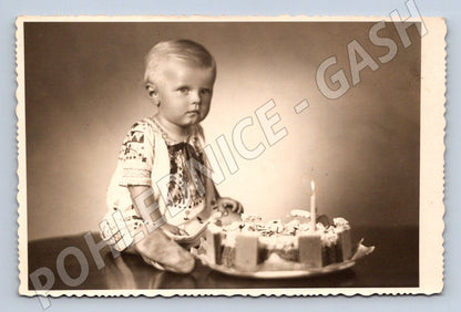 Stará fotografie dítě s narozeninovým dortem (P3229)