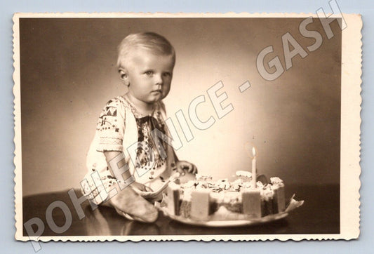 Stará fotografie dítě s narozeninovým dortem (P3229)