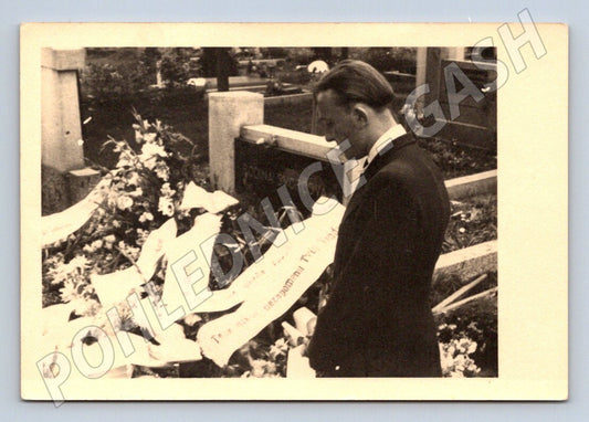 Stará fotografie muž u hrobu Dolina Švorcová (P3231)