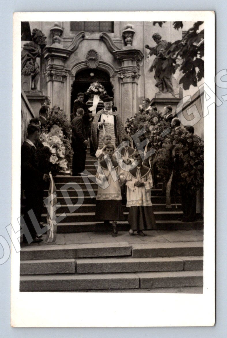 Stará fotografie Praha ženy v krojích na schodech (P3242)