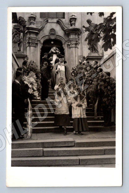 Stará fotografie Praha ženy v krojích na schodech (P3242)