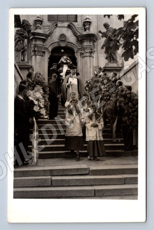 Stará fotografie Praha ženy v krojích na schodech (P3242)