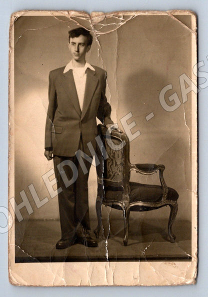 Stará fotografie muž v obleku s židlí (P3244)
