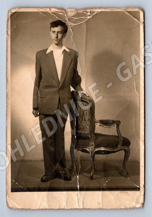 Stará fotografie muž v obleku s židlí (P3244)