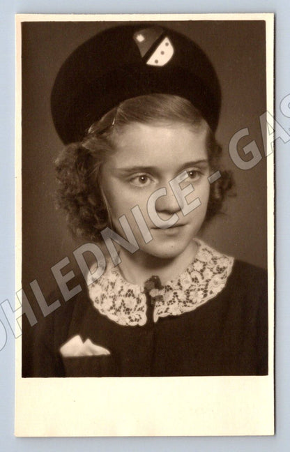 Stará fotografie Praha mladá žena ateliér FOTO-STUDIO (P3255)