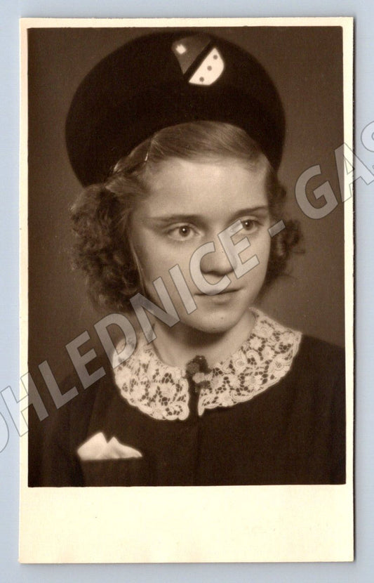 Stará fotografie Praha mladá žena ateliér FOTO-STUDIO (P3255)