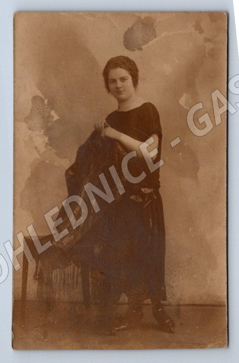 Stará fotografie žena v tmavých šatech (P3272)