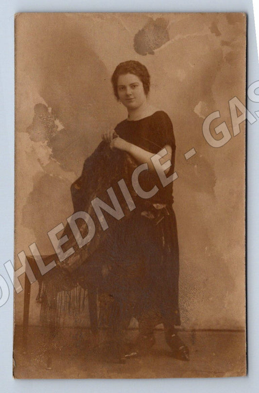 Stará fotografie žena v tmavých šatech (P3272)