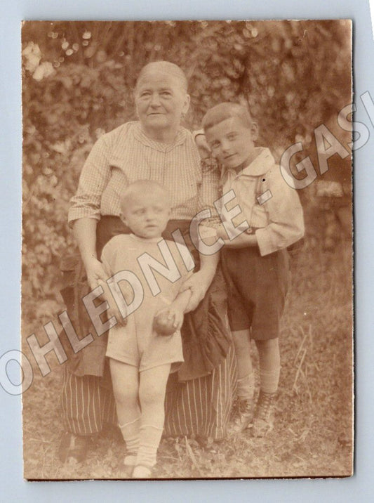 Stará fotografie žena se dvěma dětmi (P3273)