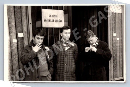 Stará fotografie tři mladí muži Okresní vojenská správa (P3292)
