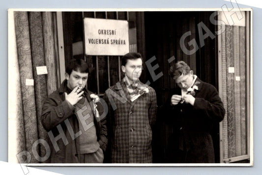 Stará fotografie tři mladí muži Okresní vojenská správa (P3292)