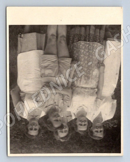 Stará fotografie skupina pěti žen venku (P3296)