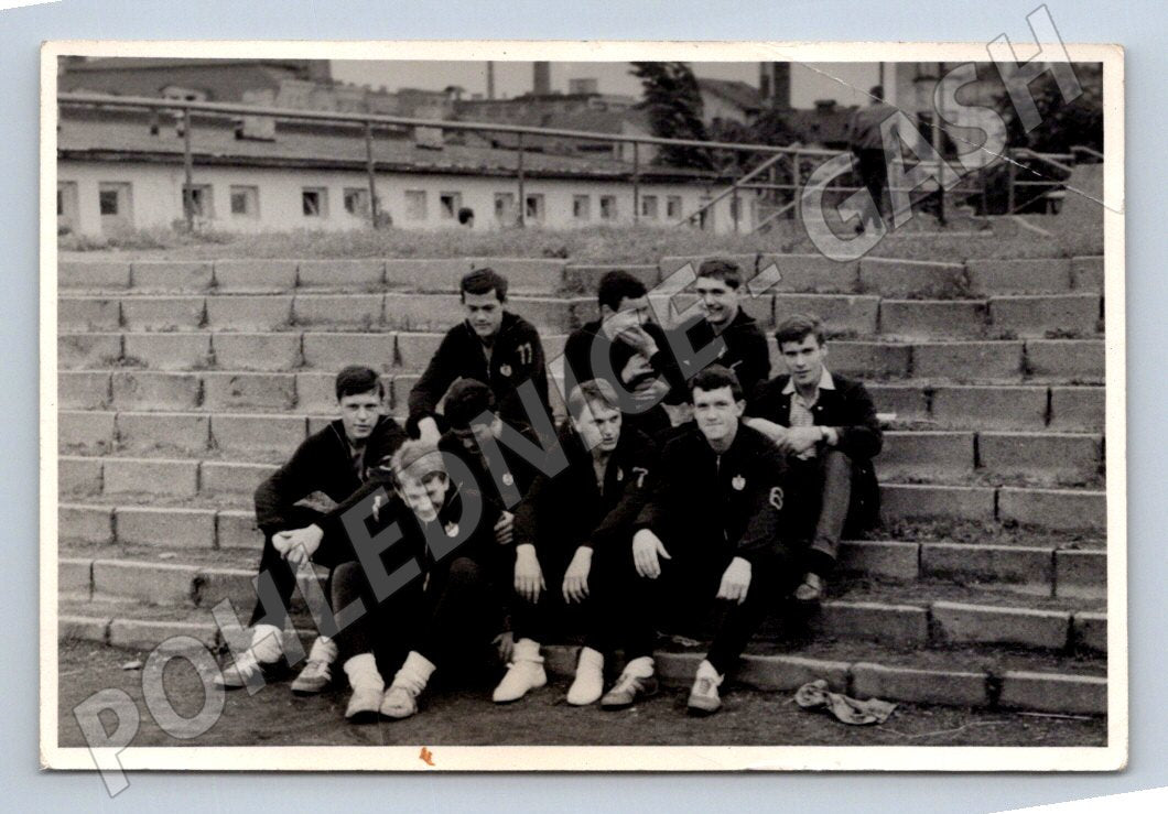 Stará fotografie skupina sportovců na tribuně (P3297)