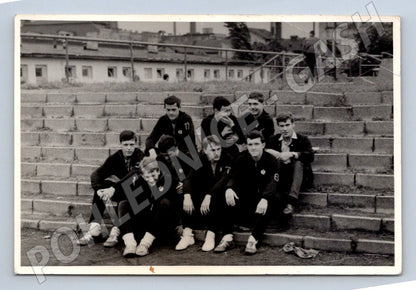 Stará fotografie skupina sportovců na tribuně (P3297)