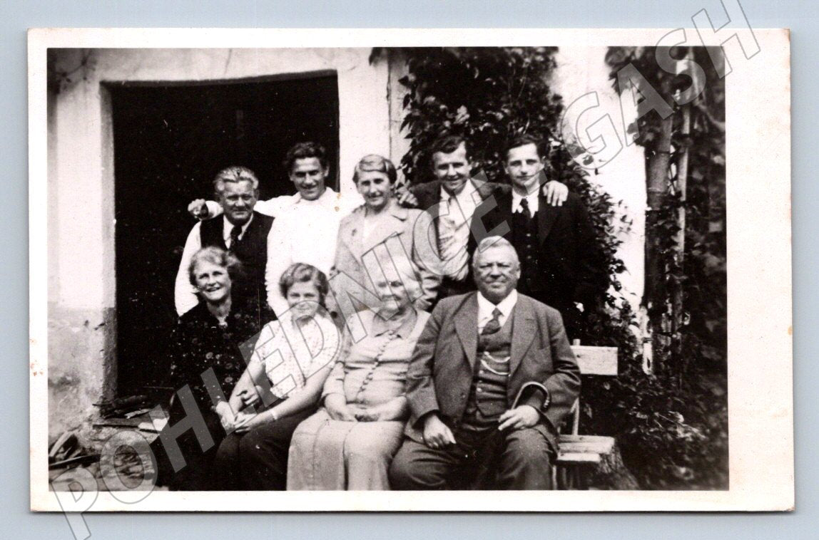 Stará fotografie rodinná skupinka před domem 1940 (P3299)