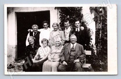Stará fotografie rodinná skupinka před domem 1940 (P3299)