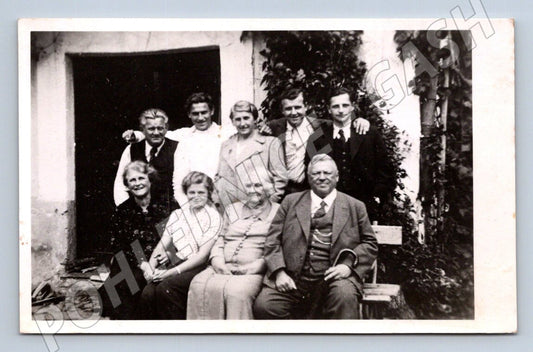 Stará fotografie rodinná skupinka před domem 1940 (P3299)