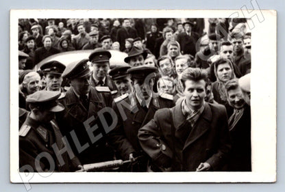 Stará fotografie Praha skupina mužů v uniformách a civilistů (P3303)