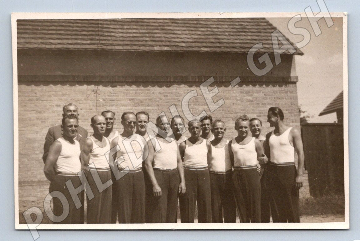 Stará fotografie skupina mužů před budovou (P3304)