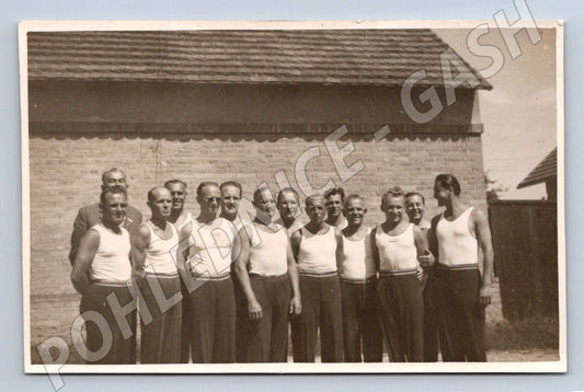 Stará fotografie skupina mužů před budovou (P3304)