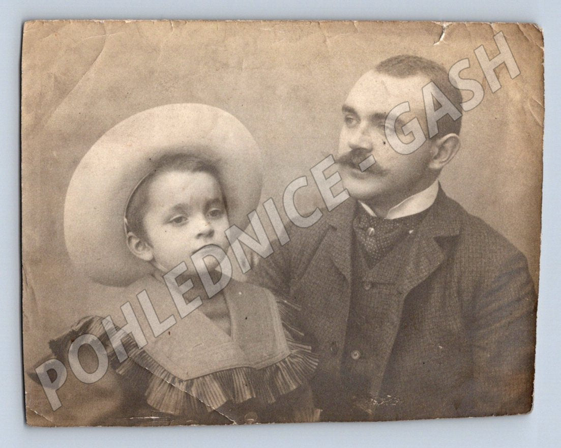 Stará fotografie muž s knírem a dítě s kloboukem (P3308)
