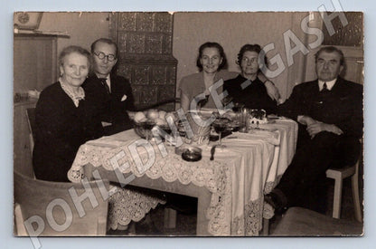Stará fotografie rodinná oslava u stolu 1948 (P3315)