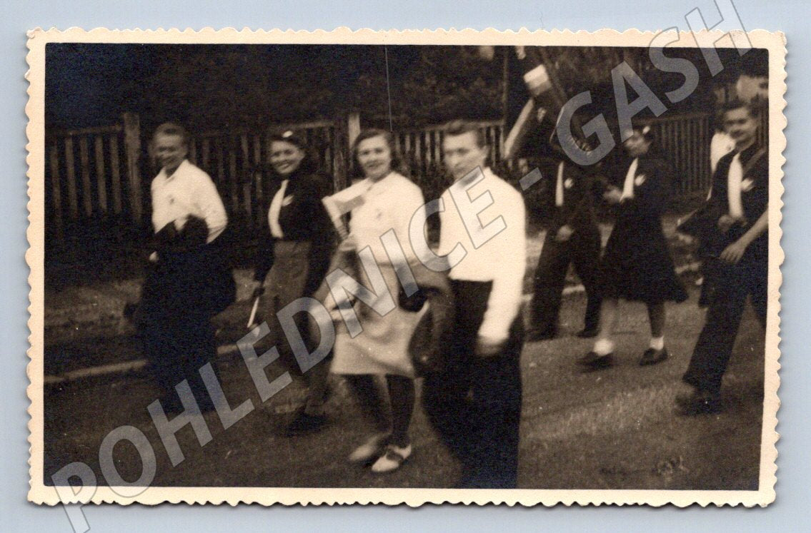 Stará fotografie skupina mladých lidí v uniformách (P3316)