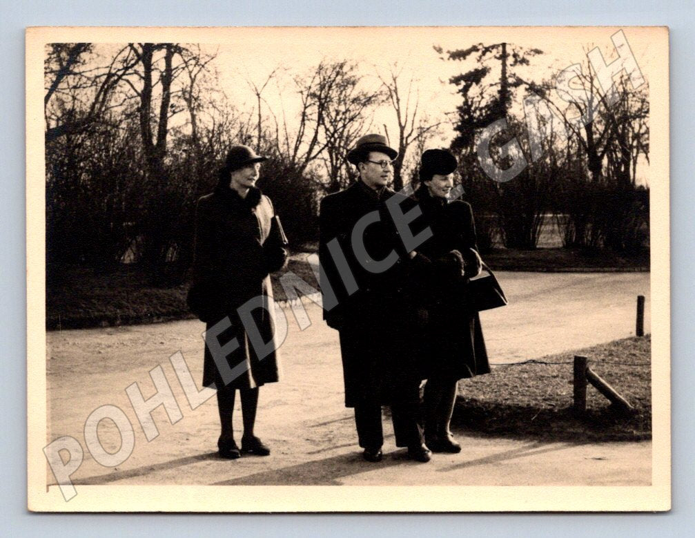 Stará fotografie tři osoby v kabátech a kloboucích venku (P3318)
