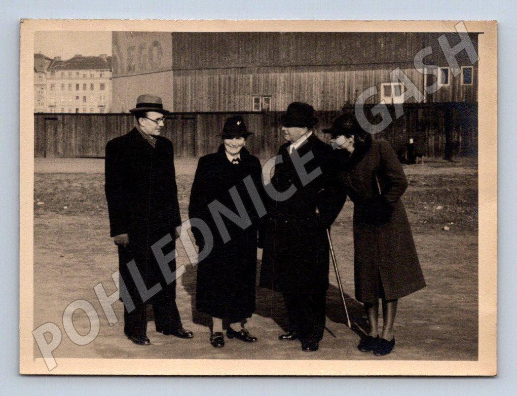 Stará fotografie skupina čtyř lidí venku (P3321)