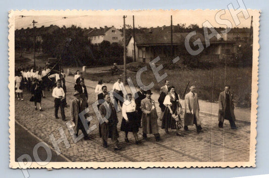 Stará fotografie skupina lidí na ulici (P3325)