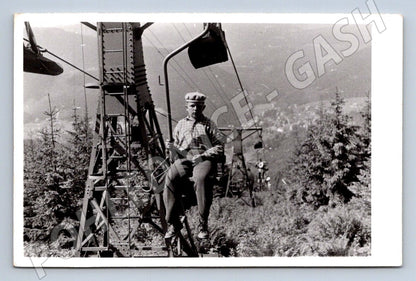 Stará fotografie muž na lanovce s výhledem na město (P3326)