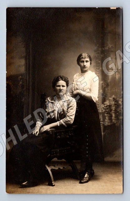 Stará fotografie Praha dvě ženy v ateliéru (P3329)