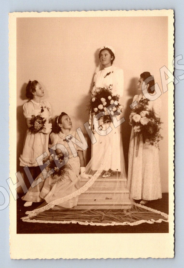 Stará fotografie čtyři ženy s kyticemi (P3334)