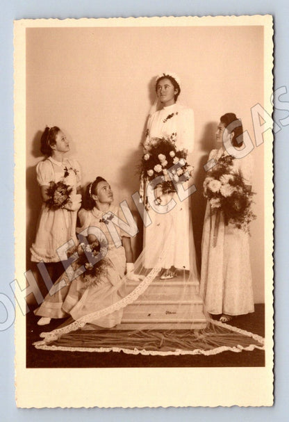 Stará fotografie čtyři ženy s kyticemi (P3334)