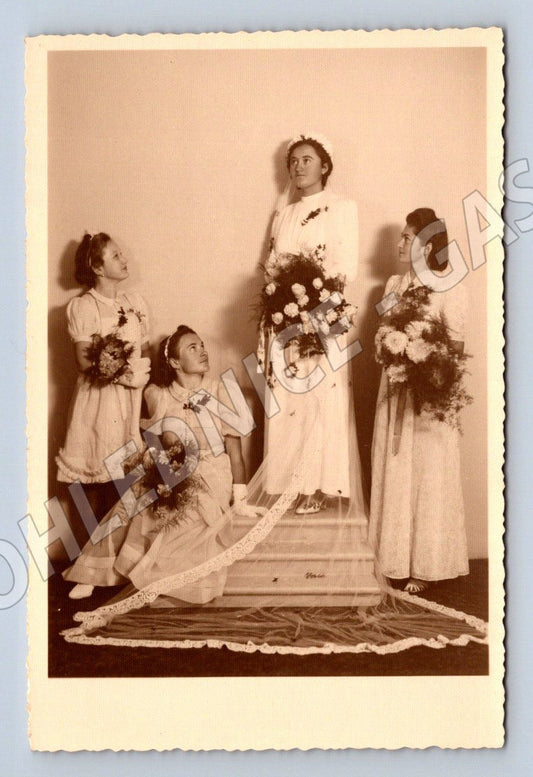 Stará fotografie čtyři ženy s kyticemi (P3334)