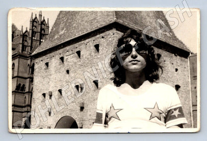 Stará fotografie mladý muž v brýlích před budovou (P3337)