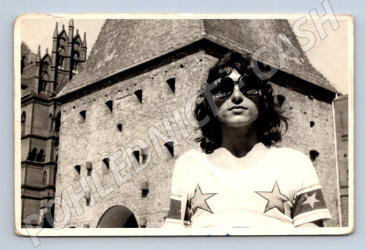 Stará fotografie mladý muž v brýlích před budovou (P3337)