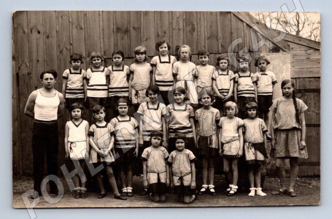 Stará fotografie skupina dětí a muže, dřevěná stěna (P3338)