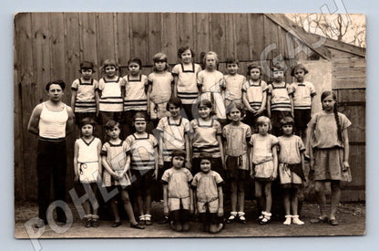 Stará fotografie skupina dětí a muže, dřevěná stěna (P3338)