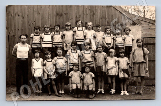 Stará fotografie skupina dětí a muže, dřevěná stěna (P3338)
