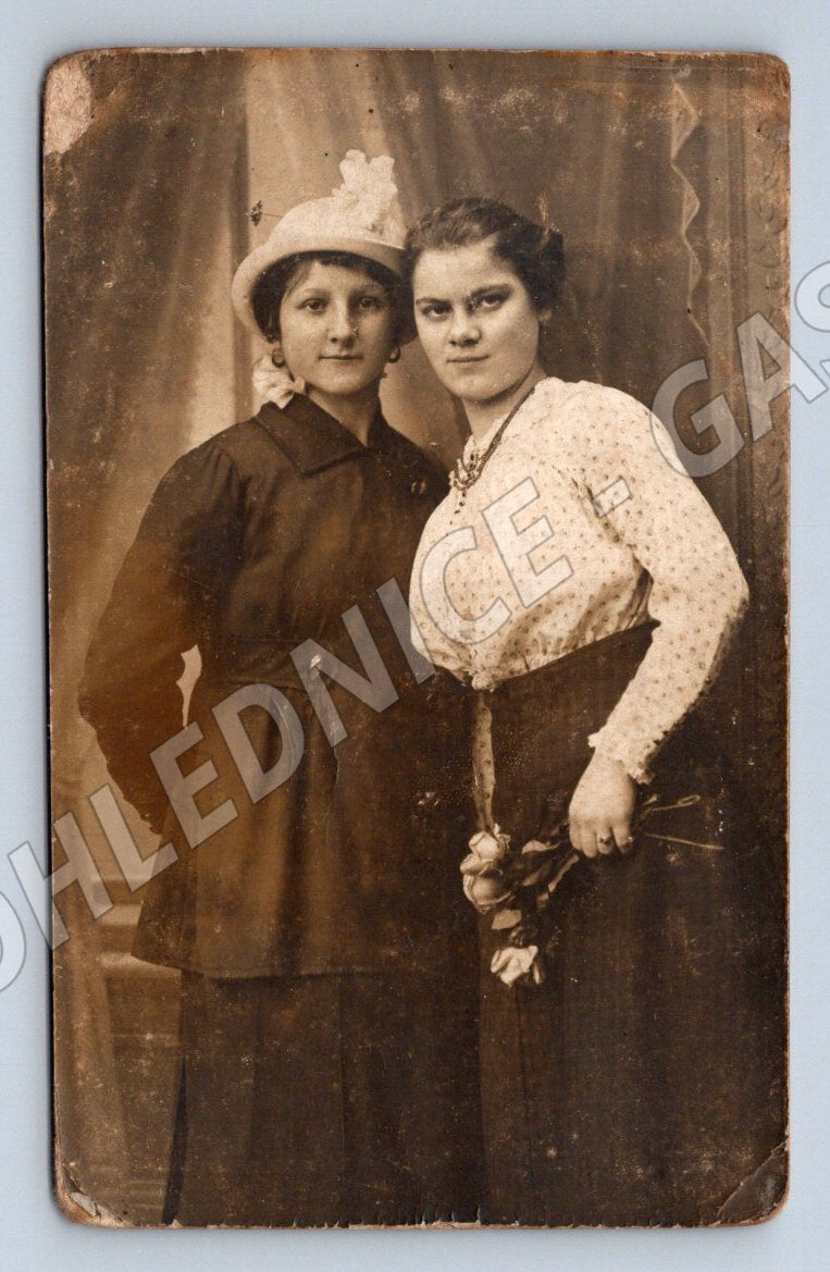 Pohlednice dvě mladé ženy portrét (P3343)
