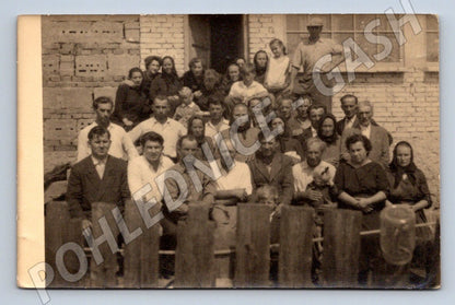 Stará fotografie skupina lidí před cihlovým domem (P3347)