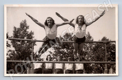 Stará fotografie gymnastky na bradlech (P3348)