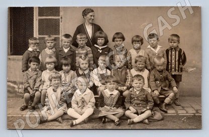 Stará fotografie skupina dětí s učitelkou/vychovatelkou 1932 (P3354)