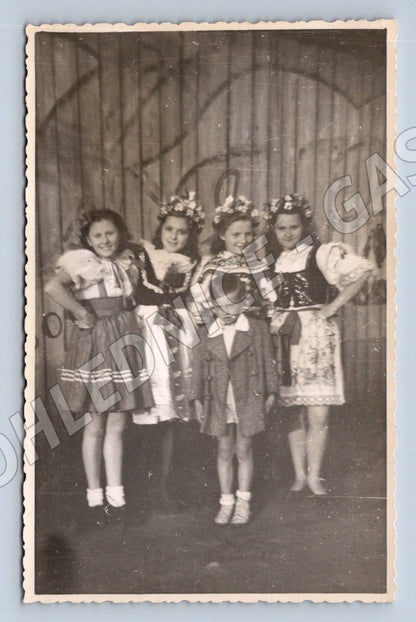 Stará fotografie skupina dívek v kostýmech (P3361)