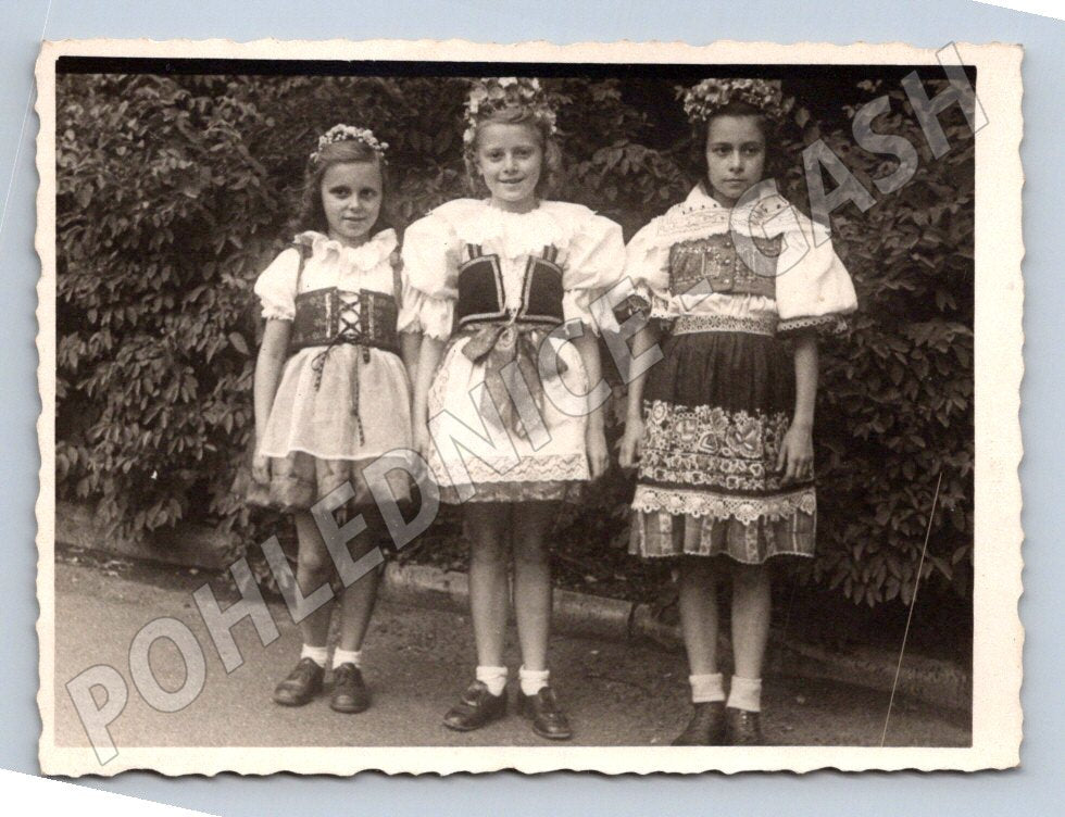 Stará fotografie tři dívky v krojích (P3362)