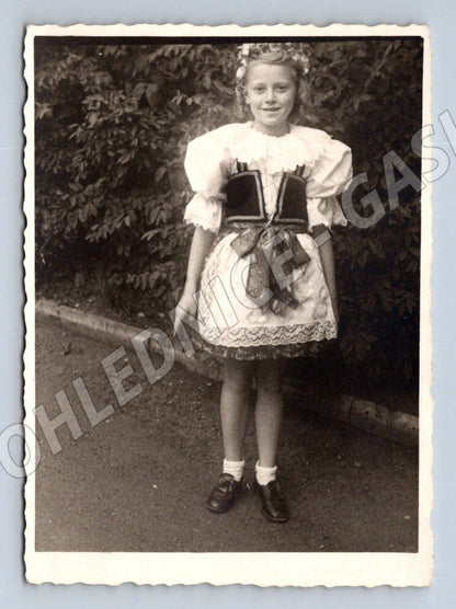 Stará fotografie dívka v lidovém kroji venku (P3370)